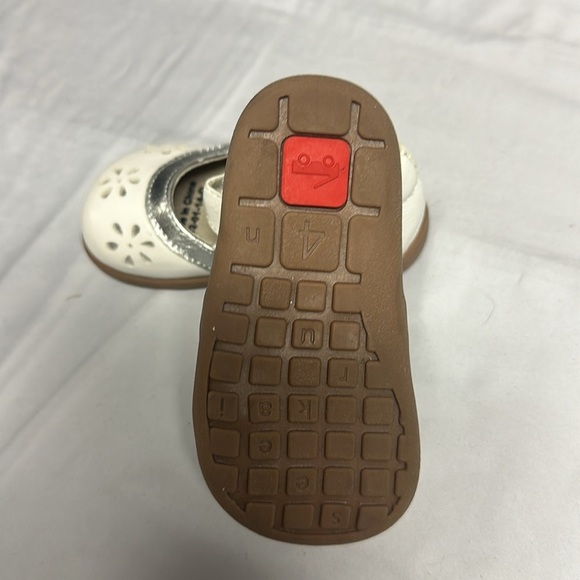 See Kai Run - White and Silver Dress Shoes with Mary Jane Style - Picture 4 of 6